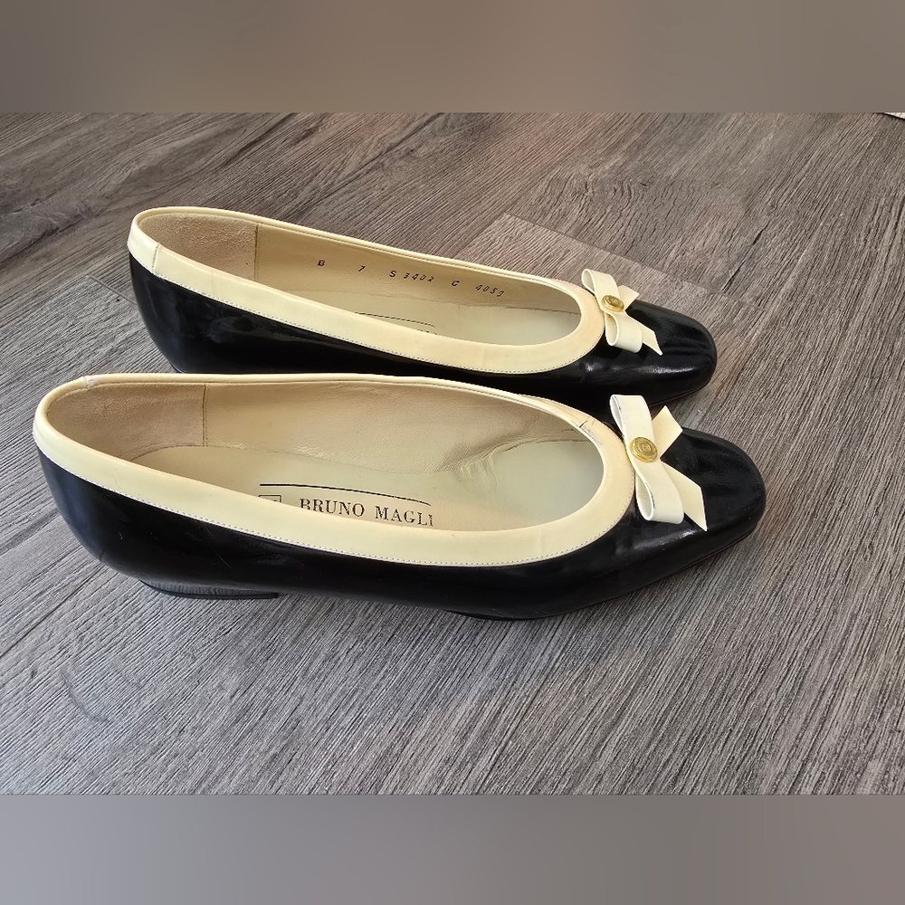 Bruno Magli Italy Bow Pumps Navy Cream Size 7 Preppy Coastal Chic Girlie